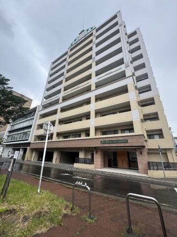 【外観】
街並みに調和する上品なタイル貼りの11階建レジデンス