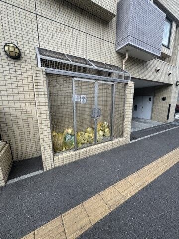 マンション敷地内に専用のクリーンなゴミ置場が確保されています。しっかりとした囲い付きの強固な設計で衛生面・防犯面にも配慮されており、カラスなどの被害を防ぎながら日々の家事を快適にサポート