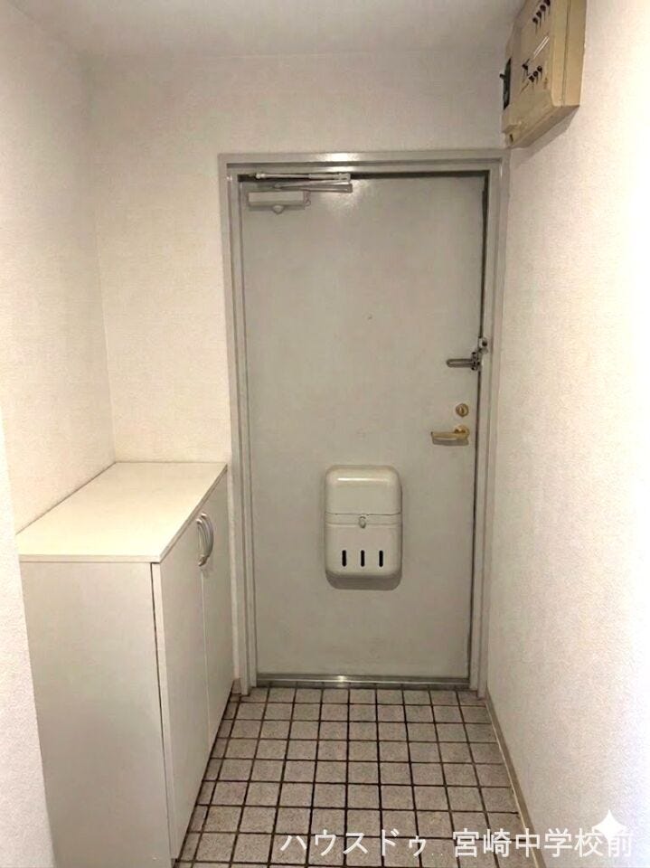 AIで小物は消しています。