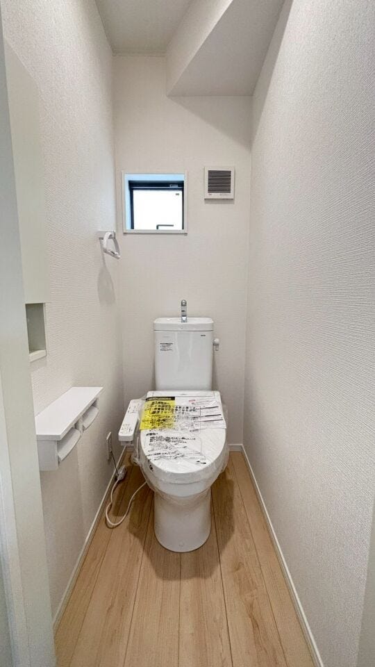 採光に配慮した、窓付きのトイレ