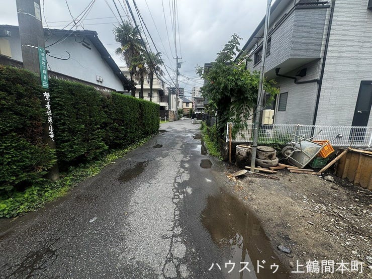 ゆとりある前面道路が、毎日の車庫入れをスムーズにしてくれます。
