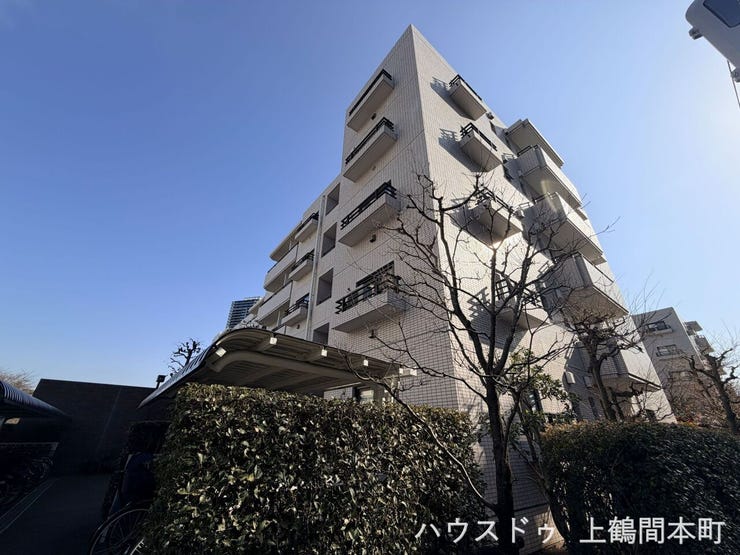 年月とともに馴染んだ風合いが、どこか安心感を与える住まい