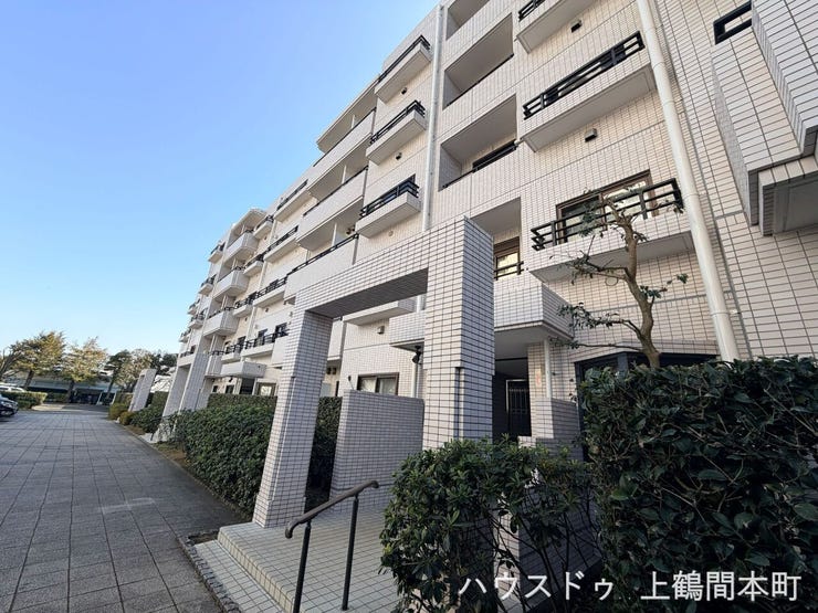しっかりと手入れされ、清潔感のある印象を保った外観です