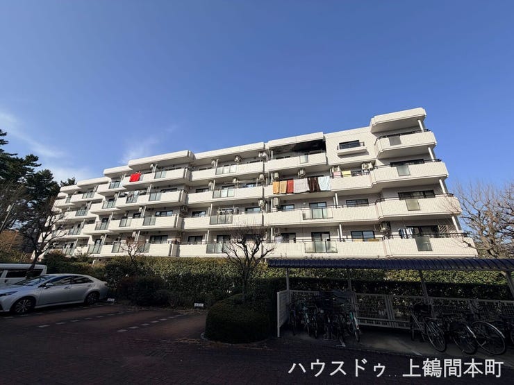 落ち着いた街並みに映えるマンション外観
