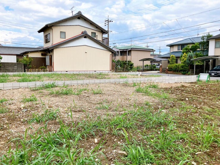 【縦列駐車場】
前後に車を停める縦列駐車タイプは、奥側の車が外から見えにくくなるため盗難リスクを軽減できます!
限られた敷地でも2台分の駐車が可能で、スペースを有効に活用できるのも魅力です♪
