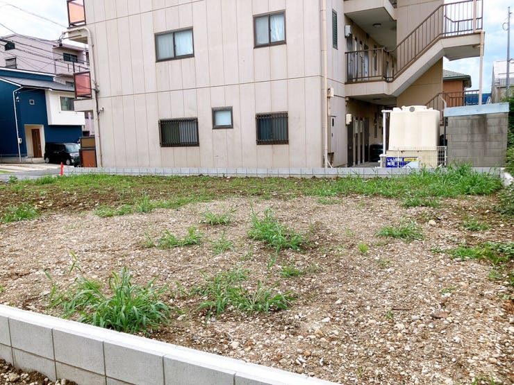 【南向きの土地】
南向きの土地は陽当たりが良く一日を通して明るく暖かな光が差し込みます!
家族が集まるリビングも明るく過ごしやすく、日中は電気をつけずとも明るいこともあり電気代の節約にもなります♪