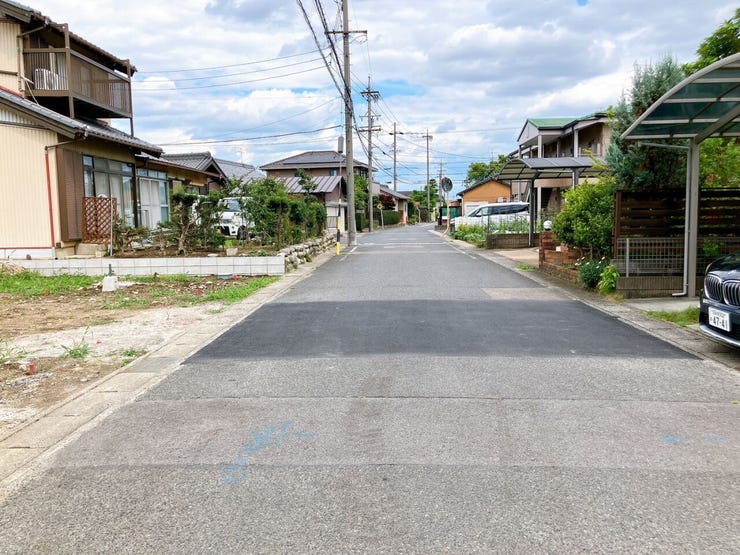 【前面道路】
大型車の通行が少なく、静かで落ち着いた環境が魅力です♪
小さなお子さんがいるご家庭でも安心して暮らせます!
車がスピードを出しにくく、交通事故のリスクも低減される安全な住環境です!