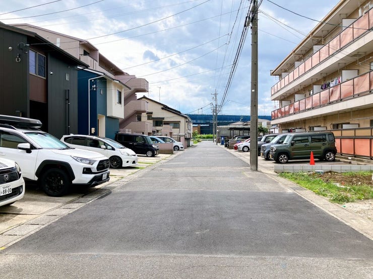 【前面道路】
交通量が少なく静かな環境のため、歩行者や高齢者、お子様にも安心の立地です♪
周辺の騒音も少ないため、落ち着いた雰囲気の中で穏やかな毎日を過ごしたい方にぴったりの住環境です!