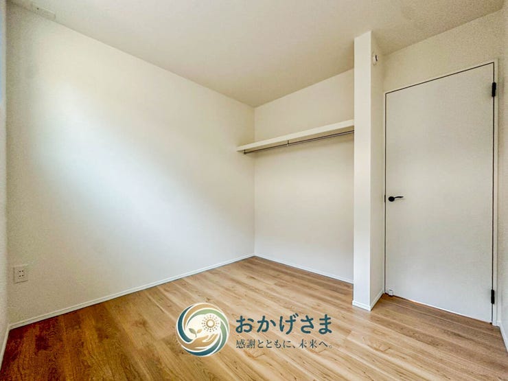 【洋室】
木の温もりを感じるフローリングの洋室。シンプルな内装で、どんなインテリアとも相性が良さそうです。