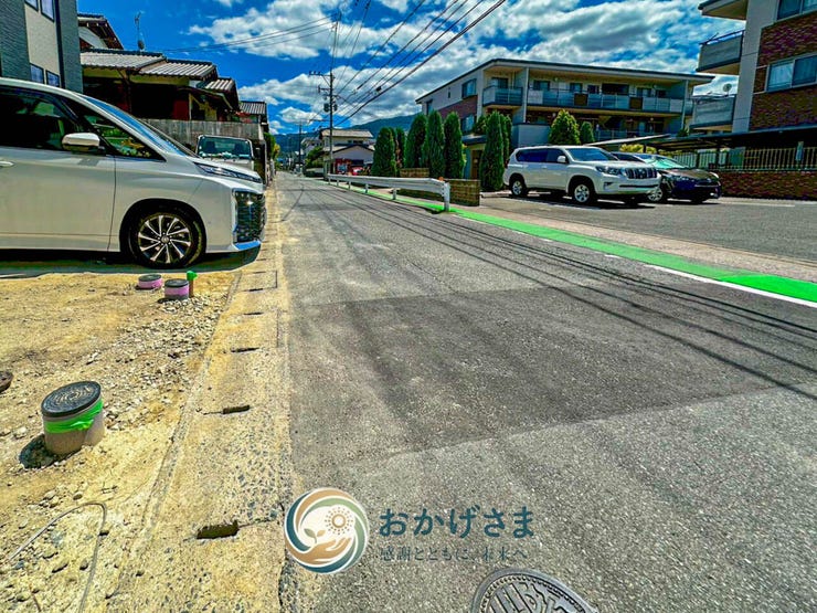【前面道路】
しっかりと整備された開放的な前面道路。見通しが良く、車の出し入れや日々の通行もスムーズで安心です。