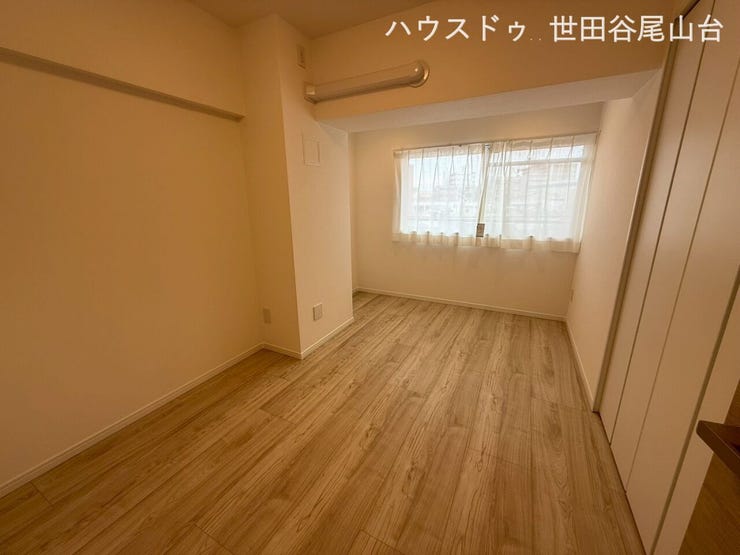 広さと収納を兼ね備えた洋室。家具配置の自由度も高い空間です。