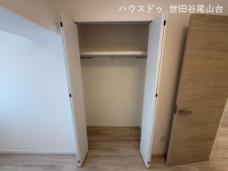 広さと収納を兼ね備えた洋室。家具配置の自由度も高い空間です。
