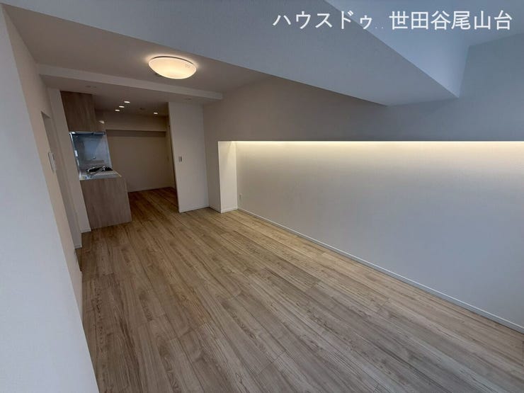 【リビング】
ご家族が自然と集まる15.2帖のリビング。新規張替えのフローリングが温かみのある空間を演出します。