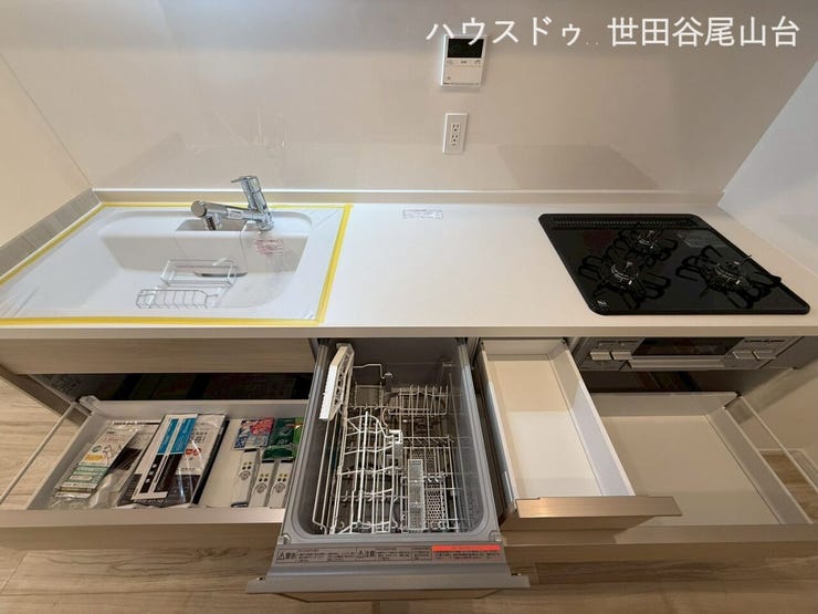 収納力と使い勝手を兼ね備えたシステムキッチンを新規交換。家族との会話を楽しみながら料理ができます。