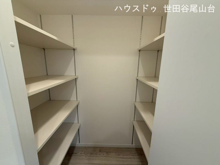WICを備えた機能的な洋室。