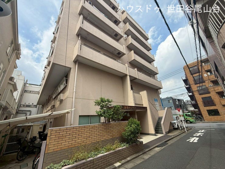 穏やかな住宅街に調和する上品なフォルム。光と風を取り込む住空間と充実の設備仕様が、ご家族の快適な毎日を支えます。
