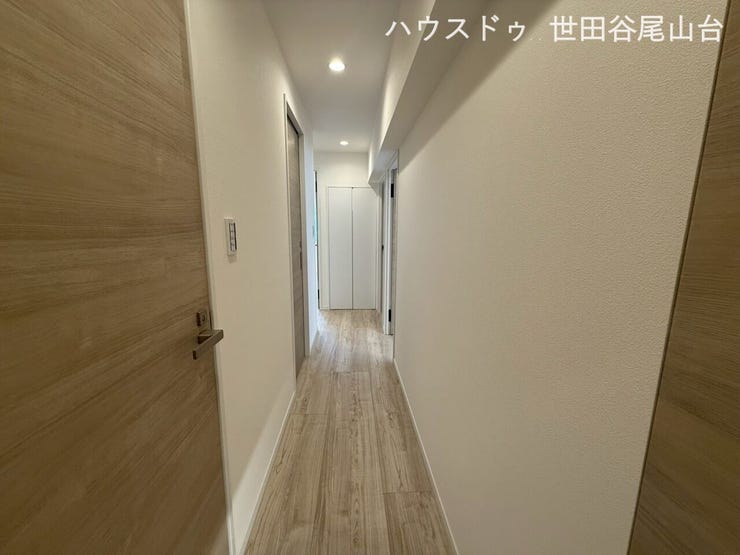 靴が増えがちなファミリーにも嬉しい収納豊富な玄関。下駄箱を2台備え、いつでもすっきりとした住まいを保てます。