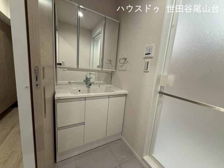 収納力のあるミラーキャビネット付き洗面化粧台を採用。身支度や収納にも便利です。