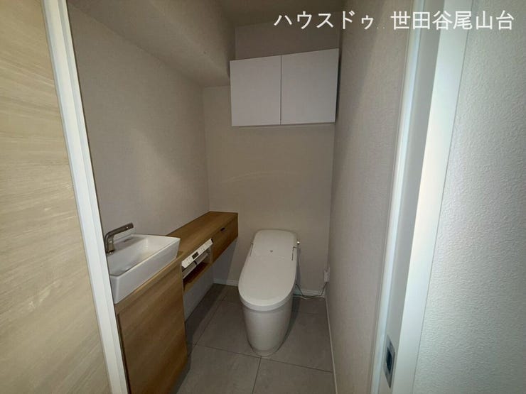 シャワートイレ一体型便器を新規交換済み。スタイリッシュでお手入れもしやすい仕様です。