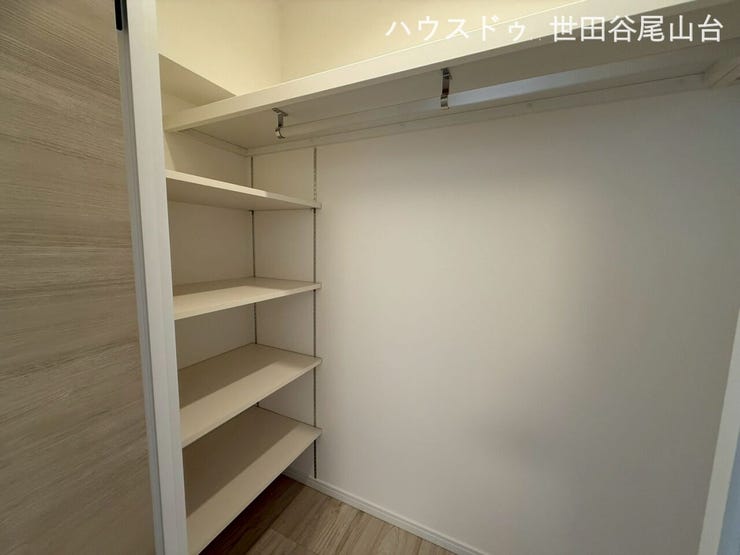 ウォークインクローゼット付きの5.7帖洋室。衣類や季節物もすっきり収納できます。