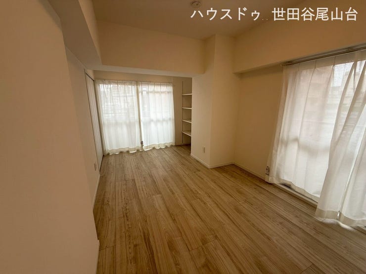 明るく開放感のあるLDK。内装リフォーム済みで、清潔感あふれる住空間に仕上がっています。