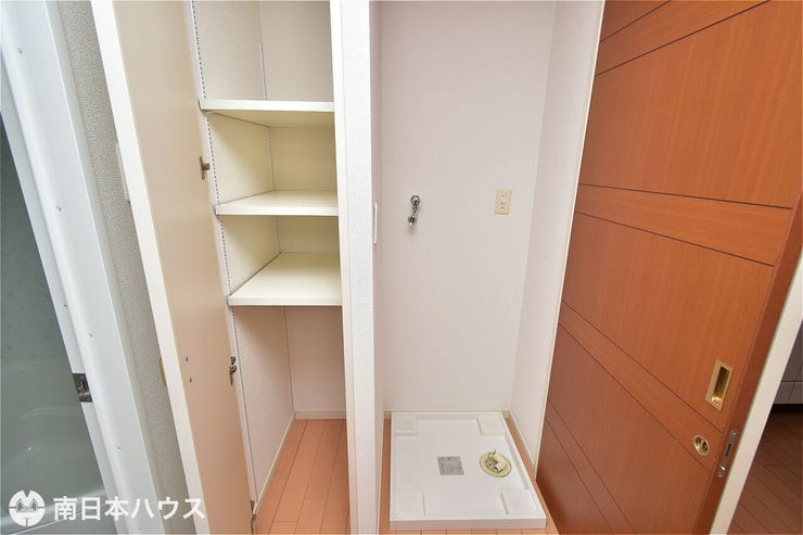 永吉３丁目 エバーライフ永吉 【洗濯機置き場】洗濯パン付きです！隣には収納棚もありタオル置きや洗剤ストックなどに便利です♪