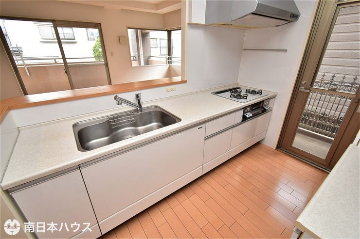 永吉３丁目 エバーライフ永吉 【キッチン】収納豊富なシステムキッチン！勝手口付きで使い勝手もいいです♪