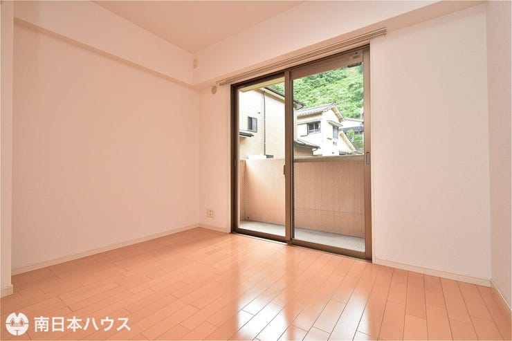 永吉３丁目 エバーライフ永吉 【洋室】5.2帖の洋室です！西向きのバルコニーに面しています♪