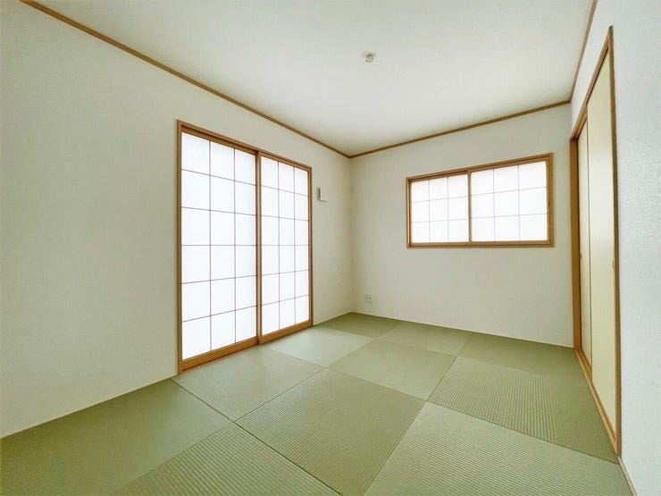 新築時
和室のお部屋は小さなお子様のお世話にも大活躍!ご家族でゆったりのんびりできる空間としても!冬はコタツスペースなど多目的にご使用いただけます。新築の畳の匂いに癒されます。