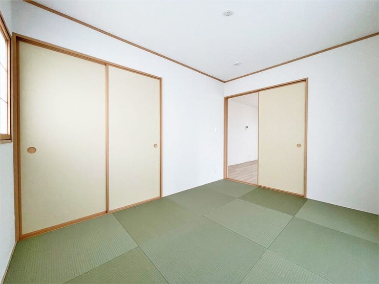 新築時
客間としても活躍する和室です!
和室の収納は押入れに。ご来客用のお布団の収納にも重宝します。