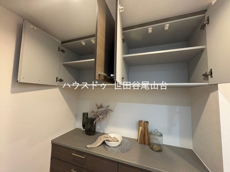 収納力のあるカップボード付き。食器や調理家電もすっきり収納できます。