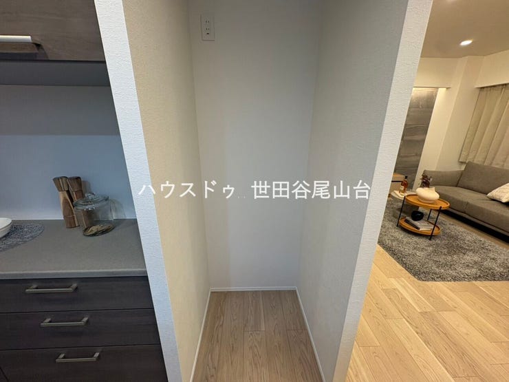 冷蔵庫スペースをしっかり確保した設計。キッチンまわりをすっきり使えます。