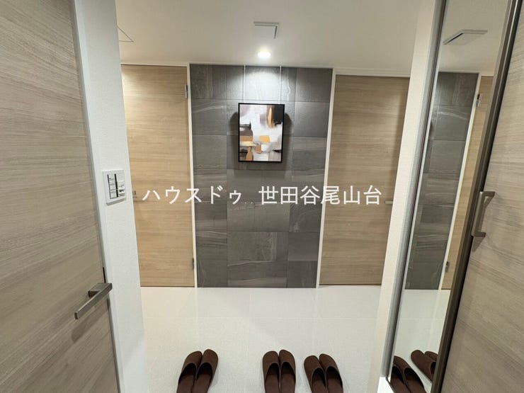 「全身鏡とSICを備えた玄関。お出かけ前の身支度もスマートに整います。