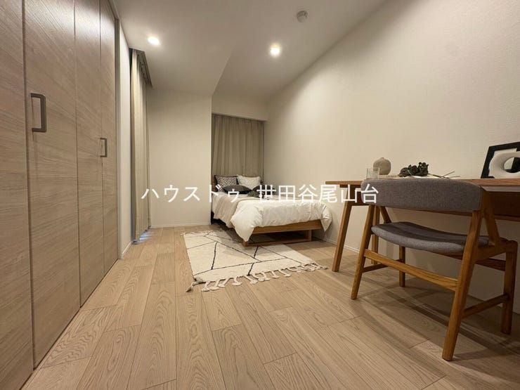 クローゼット付きの7.0帖洋室。主寝室としても使いやすいゆとりある空間です。