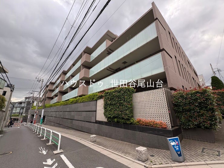 落ち着いた住宅街に調和する低層レジデンス。穏やかな暮らしがここから始まります。