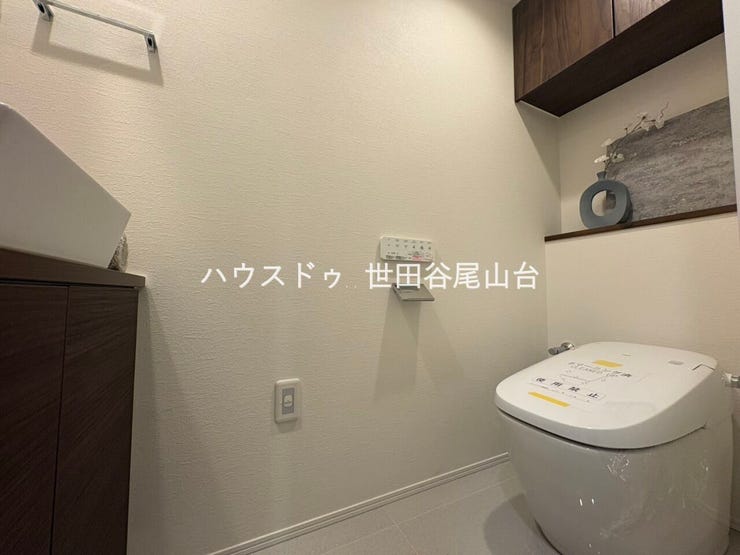 すっきりとしたデザインで、清潔感あふれるトイレスペースです。
