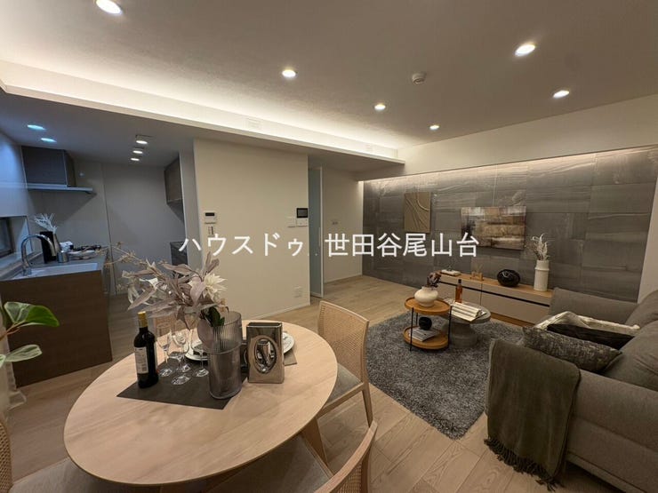 【リビング】
新規交換の床暖房が足元から優しく暖めるリビング。家族が自然と集まる心地よい空間です。