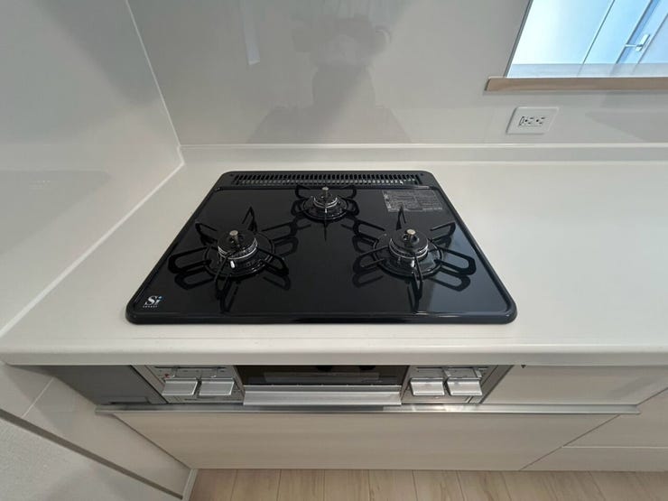 【三口コンロ】
三口コンロは大人数分の料理を手早く準備する際に便利です。大家族の方やパーティーやイベントのときにも活躍します。
さらに強火、中火、弱火を使い分けて、それぞれに適した調理ができます。