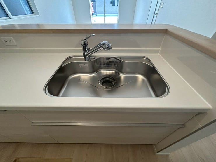【手軽に美味しいお水を】
浄水器付きシンクなら、重いミネラルウォーターを買い運ぶ手間やコストを大幅に削減。
また毎日の料理にも贅沢に浄水を使えることができ、家事の手間を減らすことができる設備です。