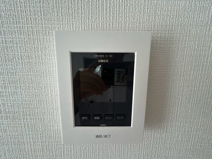 【モニター付きインターホン】
ドアを開ける前にモニターで訪問者の顔を確認できるため、安全性が向上します。
また直接顔を合わせることなく訪問者を確認できるため、個人情報の保護にもつながります。