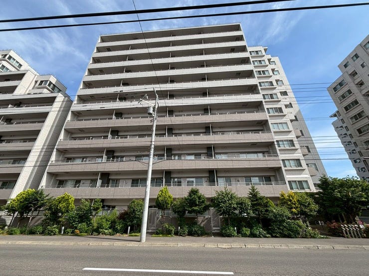 【外観】
《外観写真》
地下鉄東豊線【元町】駅 徒歩4分
コンビニ・スーパーも近く暮らしに便利な立地のマンションです。