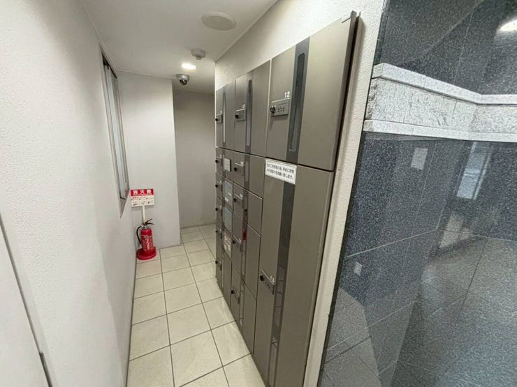 《宅配ボックス》
不在時も荷物の受け取りができ便利です。