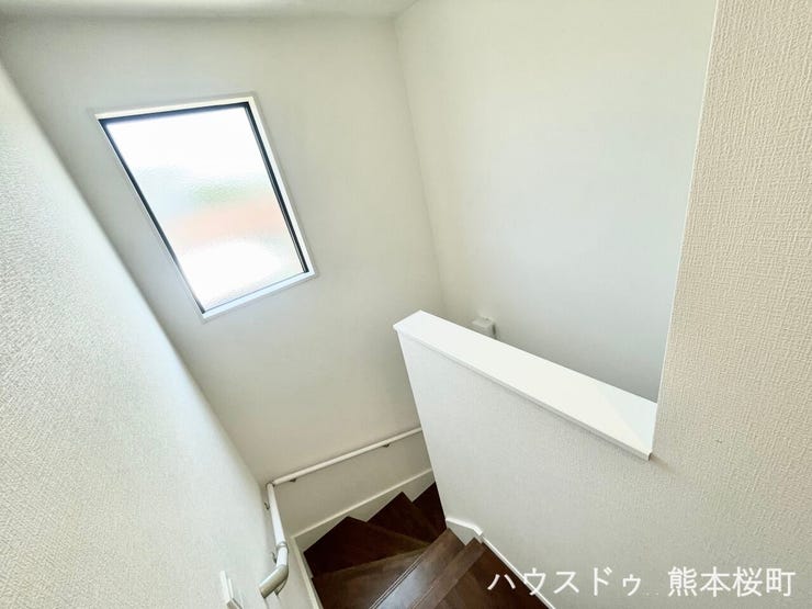 ■暮らしを繋ぐ、明るい動線■採光窓から光が差し込み、足元を優しく照らす。安全で快適な、家族の生活を支える縦の繋がりです。