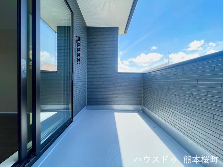 ■空の下の開放的な特等席■日光浴や読書、外の空気を感じながらリフレッシュ。暮らしを豊かにする、もう一つの心地よい空間です。