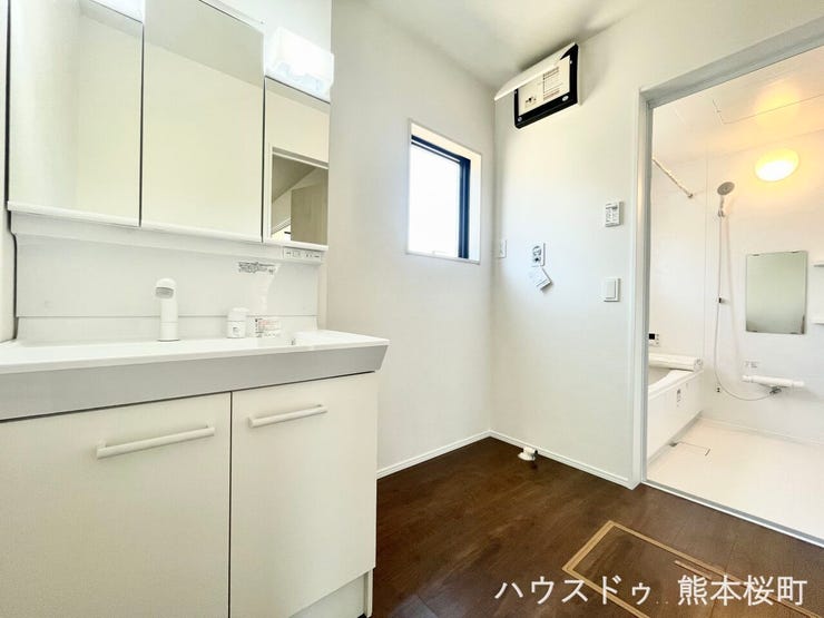 ■清々しいリフレッシュ空間■自分を磨き、気持ちを切り替える。心地よい光が差し込むプライベートスペース。