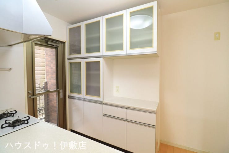 永吉３丁目 エバーライフ永吉 【カップボード】
キッチンには備え付けのカップボード付。勝手口からバルコニーへ出られます