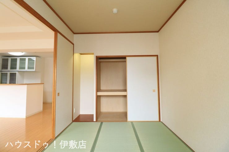 永吉３丁目 エバーライフ永吉 【和室】
床の間や押入付きの和室。床の間は照明付きで、掛け軸など飾ってみてはいかがでしょうか