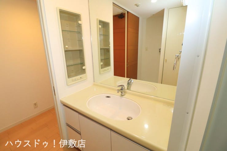 永吉３丁目 エバーライフ永吉 【洗面台】
大きな鏡がついている洗面台。ニッチ付でコップや歯ブラシなど小物を収納可能です