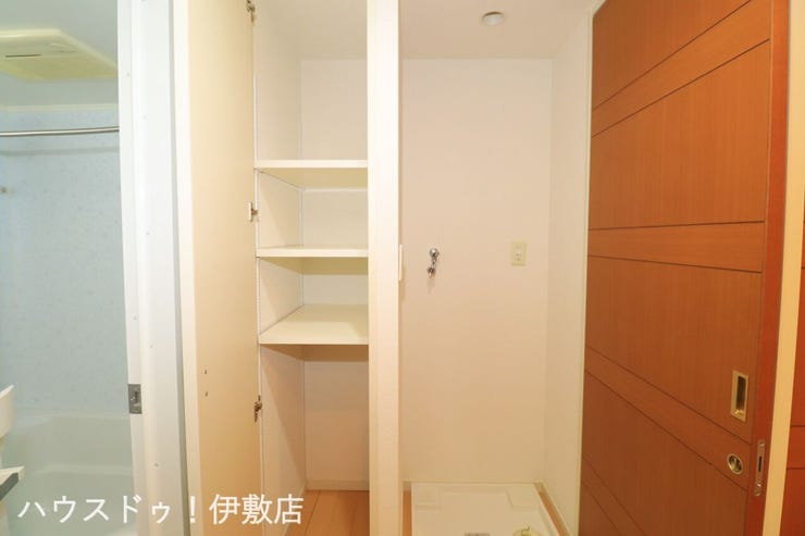 永吉３丁目 エバーライフ永吉 【洗面所】
洗面所には棚や洗濯機置場付き。棚は扉付きで生活感を出さずに収納可能です