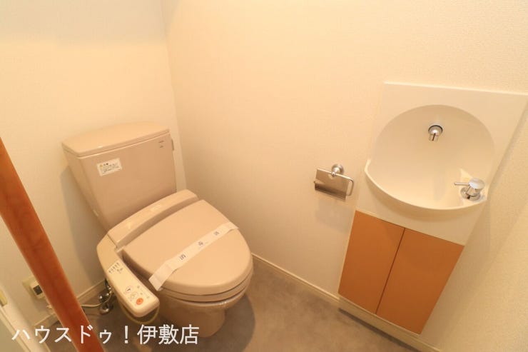 永吉３丁目 エバーライフ永吉 【トイレ】
ウォシュレット付のトイレ。手洗器や収納棚付きのトイレ
